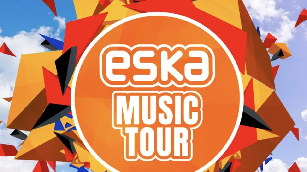 Pomarańczowe koło z napisem "eska MUSIC TOUR" na tle geometrycznych kształtów i błękitnego nieba.