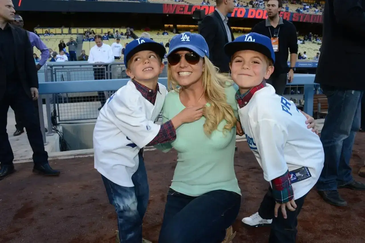 Britney Spears z synami na meczu Dodgers. Dzieci w strojach drużyny, uśmiechnięta mama.